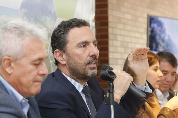 Rueda de prensa – Entrada en operación de Nueva Esperanza
Rueda de prensa – Entrada en operación de Nueva Esperanza
Fecha: Mayo 16 de 2017. Ciudad: Bogotá
Para descargar esta fotografía en alta resolución, haga clic sobre la imagen hasta que la misma se despliegue en la pantalla completa; luego dé clic derecho y elija la opción "guardar imagen como". 
En caso de publicación por cualquier medio, solicitamos acompañarla del crédito: "Foto EPM"
Palabras clave: Rueda de prensa – Entrada en operación de Nueva Esperanza
