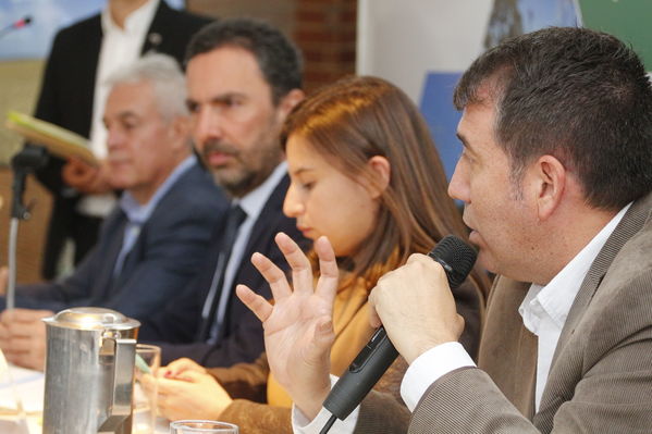 Rueda de prensa – Entrada en operación de Nueva Esperanza
Rueda de prensa – Entrada en operación de Nueva Esperanza
Fecha: Mayo 16 de 2017. Ciudad: Bogotá
Para descargar esta fotografía en alta resolución, haga clic sobre la imagen hasta que la misma se despliegue en la pantalla completa; luego dé clic derecho y elija la opción "guardar imagen como". 
En caso de publicación por cualquier medio, solicitamos acompañarla del crédito: "Foto EPM"
Palabras clave: Rueda de prensa – Entrada en operación de Nueva Esperanza