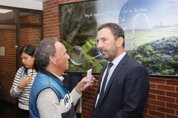 Rueda de prensa – Entrada en operación de Nueva Esperanza
Rueda de prensa – Entrada en operación de Nueva Esperanza
Fecha: Mayo 16 de 2017. Ciudad: Bogotá
Para descargar esta fotografía en alta resolución, haga clic sobre la imagen hasta que la misma se despliegue en la pantalla completa; luego dé clic derecho y elija la opción "guardar imagen como". 
En caso de publicación por cualquier medio, solicitamos acompañarla del crédito: "Foto EPM"
Palabras clave: Rueda de prensa – Entrada en operación de Nueva Esperanza