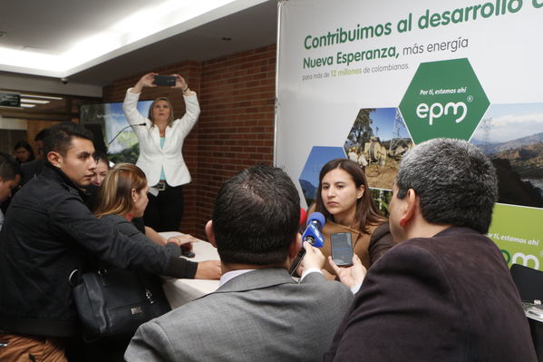 Rueda de prensa – Entrada en operación de Nueva Esperanza
Rueda de prensa – Entrada en operación de Nueva Esperanza
Fecha: Mayo 16 de 2017. Ciudad: Bogotá
Para descargar esta fotografía en alta resolución, haga clic sobre la imagen hasta que la misma se despliegue en la pantalla completa; luego dé clic derecho y elija la opción "guardar imagen como". 
En caso de publicación por cualquier medio, solicitamos acompañarla del crédito: "Foto EPM"
Palabras clave: Rueda de prensa – Entrada en operación de Nueva Esperanza