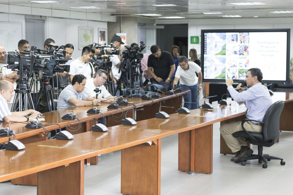 Rueda Prensa Contingencia Hidroituango Mayo 25
Fecha: Mayo 25 2018.
Rueda Prensa Contingencia Hidroituango.
Para descargar esta fotografía en alta resolución, haga clic sobre la imagen hasta que la misma se despliegue en la pantalla completa; luego dé clic derecho y elija la opción "guardar imagen como". 
En caso de publicación por cualquier medio, solicitamos acompañarla del crédito: "Foto EPM"
Palabras clave: Rueda Prensa Contingencia Hidroituango Mayo 25