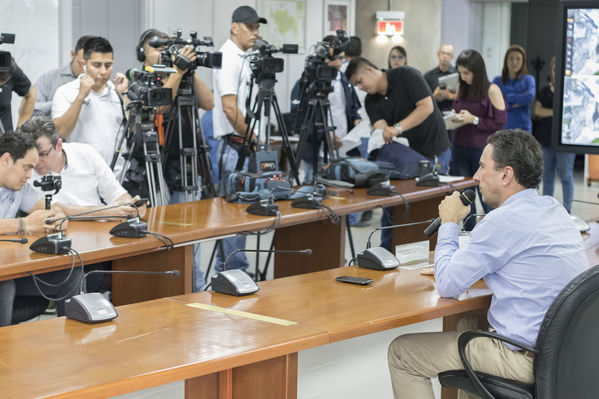 Rueda Prensa Contingencia Hidroituango Mayo 25
Fecha: Mayo 25 2018.
Rueda Prensa Contingencia Hidroituango.
Para descargar esta fotografía en alta resolución, haga clic sobre la imagen hasta que la misma se despliegue en la pantalla completa; luego dé clic derecho y elija la opción "guardar imagen como". 
En caso de publicación por cualquier medio, solicitamos acompañarla del crédito: "Foto EPM"
Palabras clave: Rueda Prensa Contingencia Hidroituango Mayo 25