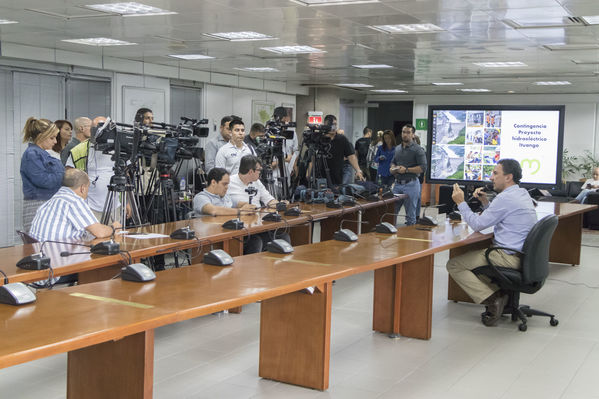Rueda Prensa Contingencia Hidroituango Mayo 25
Fecha: Mayo 25 2018.
Rueda Prensa Contingencia Hidroituango.
Para descargar esta fotografía en alta resolución, haga clic sobre la imagen hasta que la misma se despliegue en la pantalla completa; luego dé clic derecho y elija la opción "guardar imagen como". 
En caso de publicación por cualquier medio, solicitamos acompañarla del crédito: "Foto EPM"
Palabras clave: Rueda Prensa Contingencia Hidroituango Mayo 25