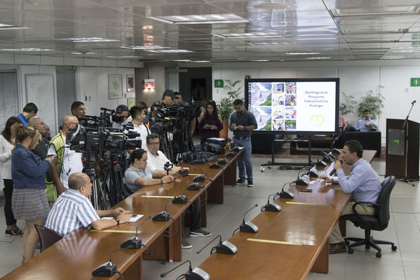 Rueda Prensa Contingencia Hidroituango Mayo 25
Fecha: Mayo 25 2018.
Rueda Prensa Contingencia Hidroituango.
Para descargar esta fotografía en alta resolución, haga clic sobre la imagen hasta que la misma se despliegue en la pantalla completa; luego dé clic derecho y elija la opción "guardar imagen como". 
En caso de publicación por cualquier medio, solicitamos acompañarla del crédito: "Foto EPM"
Palabras clave: Rueda Prensa Contingencia Hidroituango Mayo 25