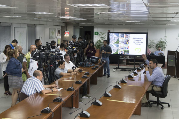 Rueda Prensa Contingencia Hidroituango Mayo 25
Fecha: Mayo 25 2018.
Rueda Prensa Contingencia Hidroituango.
Para descargar esta fotografía en alta resolución, haga clic sobre la imagen hasta que la misma se despliegue en la pantalla completa; luego dé clic derecho y elija la opción "guardar imagen como". 
En caso de publicación por cualquier medio, solicitamos acompañarla del crédito: "Foto EPM"
Palabras clave: Rueda Prensa Contingencia Hidroituango Mayo 25