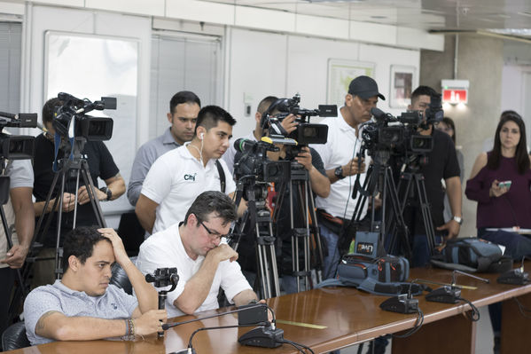 Rueda Prensa Contingencia Hidroituango Mayo 25
Fecha: Mayo 25 2018.
Rueda Prensa Contingencia Hidroituango.
Para descargar esta fotografía en alta resolución, haga clic sobre la imagen hasta que la misma se despliegue en la pantalla completa; luego dé clic derecho y elija la opción "guardar imagen como". 
En caso de publicación por cualquier medio, solicitamos acompañarla del crédito: "Foto EPM"
Palabras clave: Rueda Prensa Contingencia Hidroituango Mayo 25