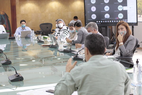 Rueda de prensa sobre brote de COVID19 Hidroituango y reunión con concejales de Medellin para presentar balance de finanzas primer trimestre del año
Rueda de prensa sobre brote de COVID19 Hidroituango y reunión con concejales de Medellin para presentar balance de finanzas primer trimestre del año
Fecha: Mayo 28 2020
Para descargar esta fotografía en alta resolución, haga clic sobre la imagen hasta que la misma se despliegue en la pantalla completa; luego dé clic derecho y elija la opción "guardar imagen como".
En caso de publicación por cualquier medio, solicitamos acompañarla del crédito: "Foto EPM"
Palabras clave: Rueda de prensa sobre brote de COVID19 Hidroituango y reunión con concejales de Medellin para presentar balance de finanzas primer trimestre del año