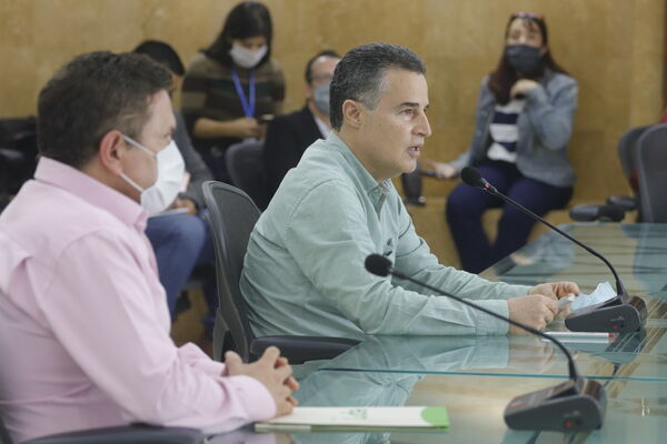 Rueda de prensa sobre brote de COVID19 Hidroituango y reunión con concejales de Medellin para presentar balance de finanzas primer trimestre del año
Rueda de prensa sobre brote de COVID19 Hidroituango y reunión con concejales de Medellin para presentar balance de finanzas primer trimestre del año
Fecha: Mayo 28 2020
Para descargar esta fotografía en alta resolución, haga clic sobre la imagen hasta que la misma se despliegue en la pantalla completa; luego dé clic derecho y elija la opción "guardar imagen como".
En caso de publicación por cualquier medio, solicitamos acompañarla del crédito: "Foto EPM"
Palabras clave: Rueda de prensa sobre brote de COVID19 Hidroituango y reunión con concejales de Medellin para presentar balance de finanzas primer trimestre del año