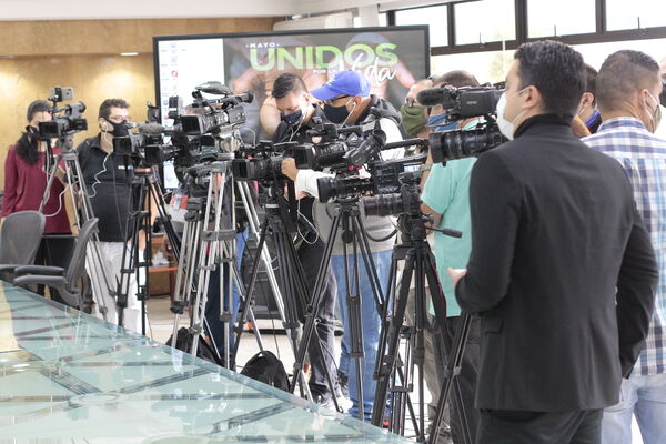 Rueda de prensa sobre brote de COVID19 Hidroituango y reunión con concejales de Medellin para presentar balance de finanzas primer trimestre del año
Rueda de prensa sobre brote de COVID19 Hidroituango y reunión con concejales de Medellin para presentar balance de finanzas primer trimestre del año
Fecha: Mayo 28 2020
Para descargar esta fotografía en alta resolución, haga clic sobre la imagen hasta que la misma se despliegue en la pantalla completa; luego dé clic derecho y elija la opción "guardar imagen como".
En caso de publicación por cualquier medio, solicitamos acompañarla del crédito: "Foto EPM"
Palabras clave: Rueda de prensa sobre brote de COVID19 Hidroituango y reunión con concejales de Medellin para presentar balance de finanzas primer trimestre del año