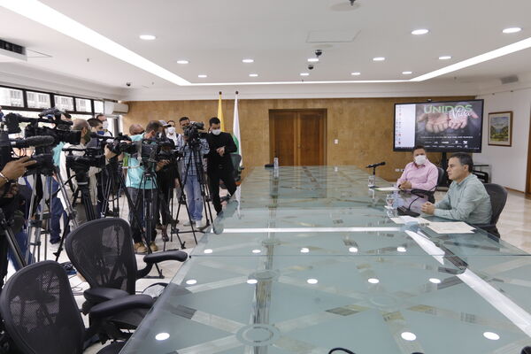 Rueda de prensa sobre brote de COVID19 Hidroituango y reunión con concejales de Medellin para presentar balance de finanzas primer trimestre del año
Rueda de prensa sobre brote de COVID19 Hidroituango y reunión con concejales de Medellin para presentar balance de finanzas primer trimestre del año
Fecha: Mayo 28 2020
Para descargar esta fotografía en alta resolución, haga clic sobre la imagen hasta que la misma se despliegue en la pantalla completa; luego dé clic derecho y elija la opción "guardar imagen como".
En caso de publicación por cualquier medio, solicitamos acompañarla del crédito: "Foto EPM"
Palabras clave: Rueda de prensa sobre brote de COVID19 Hidroituango y reunión con concejales de Medellin para presentar balance de finanzas primer trimestre del año