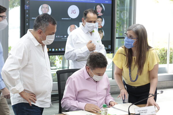 Rueda de prensa sobre brote de COVID19 Hidroituango y reunión con concejales de Medellin para presentar balance de finanzas primer trimestre del año
Rueda de prensa sobre brote de COVID19 Hidroituango y reunión con concejales de Medellin para presentar balance de finanzas primer trimestre del año
Fecha: Mayo 28 2020
Para descargar esta fotografía en alta resolución, haga clic sobre la imagen hasta que la misma se despliegue en la pantalla completa; luego dé clic derecho y elija la opción "guardar imagen como".
En caso de publicación por cualquier medio, solicitamos acompañarla del crédito: "Foto EPM"
Palabras clave: Rueda de prensa sobre brote de COVID19 Hidroituango y reunión con concejales de Medellin para presentar balance de finanzas primer trimestre del año