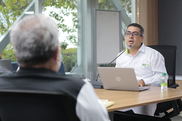 Rueda de prensa sobre brote de COVID19 Hidroituango y reunión con concejales de Medellin para presentar balance de finanzas primer trimestre del año
Rueda de prensa sobre brote de COVID19 Hidroituango y reunión con concejales de Medellin para presentar balance de finanzas primer trimestre del año
Fecha: Mayo 28 2020
Para descargar esta fotografía en alta resolución, haga clic sobre la imagen hasta que la misma se despliegue en la pantalla completa; luego dé clic derecho y elija la opción "guardar imagen como".
En caso de publicación por cualquier medio, solicitamos acompañarla del crédito: "Foto EPM"
Palabras clave: Rueda de prensa sobre brote de COVID19 Hidroituango y reunión con concejales de Medellin para presentar balance de finanzas primer trimestre del año