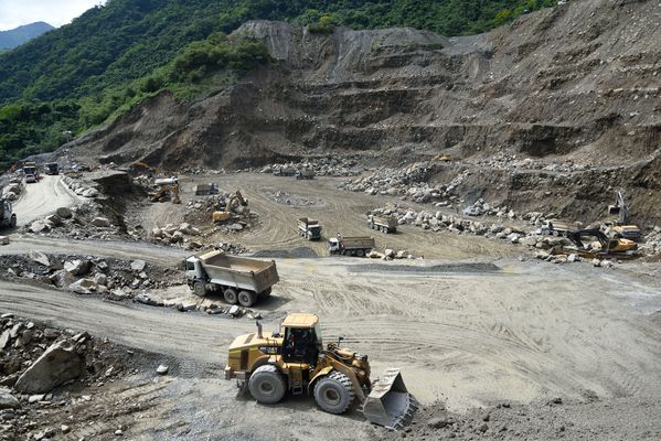 Cantera embalse Hidroituango
Contingencia Hidroituango.  
Fecha: Mayo 29 2018.
Para descargar esta fotografía en alta resolución, haga clic sobre la imagen hasta que la misma se despliegue en la pantalla completa; luego dé clic derecho y elija la opción "guardar imagen como". 
En caso de publicación por cualquier medio, solicitamos acompañarla del crédito: "Foto EPM"
Palabras clave: Cantera embalse Hidroituango