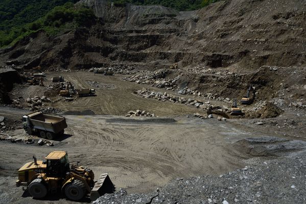 Cantera embalse Hidroituango
Contingencia Hidroituango.  
Fecha: Mayo 29 2018.
Para descargar esta fotografía en alta resolución, haga clic sobre la imagen hasta que la misma se despliegue en la pantalla completa; luego dé clic derecho y elija la opción "guardar imagen como". 
En caso de publicación por cualquier medio, solicitamos acompañarla del crédito: "Foto EPM"
Palabras clave: Cantera embalse Hidroituango