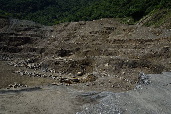 Cantera embalse Hidroituango
Contingencia Hidroituango.  
Fecha: Mayo 29 2018.
Para descargar esta fotografía en alta resolución, haga clic sobre la imagen hasta que la misma se despliegue en la pantalla completa; luego dé clic derecho y elija la opción "guardar imagen como". 
En caso de publicación por cualquier medio, solicitamos acompañarla del crédito: "Foto EPM"
Palabras clave: Cantera embalse Hidroituango