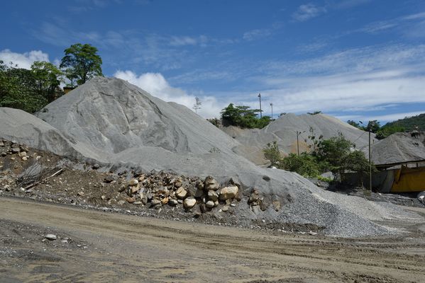 Cantera embalse Hidroituango
Contingencia Hidroituango.  
Fecha: Mayo 29 2018.
Para descargar esta fotografía en alta resolución, haga clic sobre la imagen hasta que la misma se despliegue en la pantalla completa; luego dé clic derecho y elija la opción "guardar imagen como". 
En caso de publicación por cualquier medio, solicitamos acompañarla del crédito: "Foto EPM"
Palabras clave: Cantera embalse Hidroituango