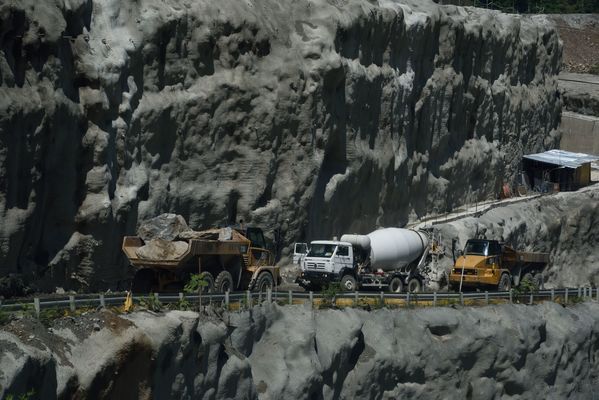 Cantera embalse Hidroituango
Contingencia Hidroituango.  
Fecha: Mayo 29 2018.
Para descargar esta fotografía en alta resolución, haga clic sobre la imagen hasta que la misma se despliegue en la pantalla completa; luego dé clic derecho y elija la opción "guardar imagen como". 
En caso de publicación por cualquier medio, solicitamos acompañarla del crédito: "Foto EPM"
Palabras clave: Cantera embalse Hidroituango