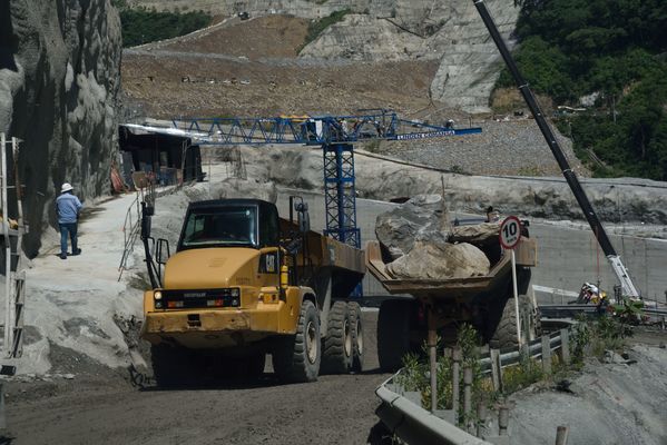 Cantera embalse Hidroituango
Contingencia Hidroituango.  
Fecha: Mayo 29 2018.
Para descargar esta fotografía en alta resolución, haga clic sobre la imagen hasta que la misma se despliegue en la pantalla completa; luego dé clic derecho y elija la opción "guardar imagen como". 
En caso de publicación por cualquier medio, solicitamos acompañarla del crédito: "Foto EPM"
Palabras clave: Cantera embalse Hidroituango