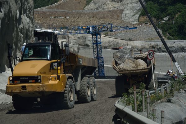 Cantera embalse Hidroituango
Contingencia Hidroituango.  
Fecha: Mayo 29 2018.
Para descargar esta fotografía en alta resolución, haga clic sobre la imagen hasta que la misma se despliegue en la pantalla completa; luego dé clic derecho y elija la opción "guardar imagen como". 
En caso de publicación por cualquier medio, solicitamos acompañarla del crédito: "Foto EPM"
Palabras clave: Cantera embalse Hidroituango