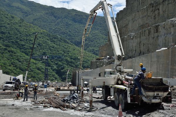 Contingencia Hidroituango trabajos vertedero
Contingencia Hidroituango, trabajos vertedero.  
Fecha: Mayo 29 2018.
Para descargar esta fotografía en alta resolución, haga clic sobre la imagen hasta que la misma se despliegue en la pantalla completa; luego dé clic derecho y elija la opción "guardar imagen como". 
En caso de publicación por cualquier medio, solicitamos acompañarla del crédito: "Foto EPM"
Palabras clave: Contingencia Hidroituango trabajos vertedero