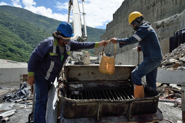 Contingencia Hidroituango trabajos vertedero
Contingencia Hidroituango, trabajos vertedero.  
Fecha: Mayo 29 2018.
Para descargar esta fotografía en alta resolución, haga clic sobre la imagen hasta que la misma se despliegue en la pantalla completa; luego dé clic derecho y elija la opción "guardar imagen como". 
En caso de publicación por cualquier medio, solicitamos acompañarla del crédito: "Foto EPM"
Palabras clave: Contingencia Hidroituango trabajos vertedero