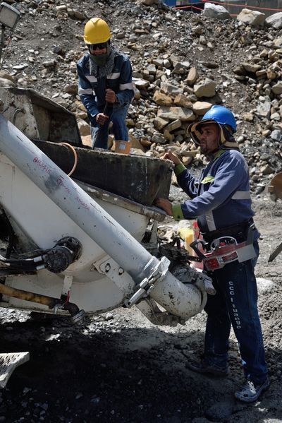 Contingencia Hidroituango trabajos vertedero
Contingencia Hidroituango, trabajos vertedero.  
Fecha: Mayo 29 2018.
Para descargar esta fotografía en alta resolución, haga clic sobre la imagen hasta que la misma se despliegue en la pantalla completa; luego dé clic derecho y elija la opción "guardar imagen como". 
En caso de publicación por cualquier medio, solicitamos acompañarla del crédito: "Foto EPM"
Palabras clave: Contingencia Hidroituango trabajos vertedero