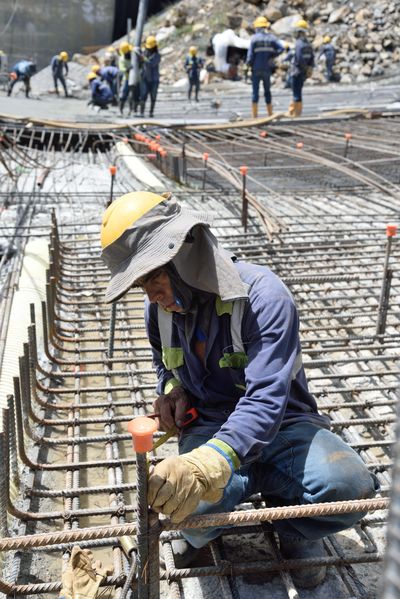 Contingencia Hidroituango trabajos vertedero
Contingencia Hidroituango, trabajos vertedero.  
Fecha: Mayo 29 2018.
Para descargar esta fotografía en alta resolución, haga clic sobre la imagen hasta que la misma se despliegue en la pantalla completa; luego dé clic derecho y elija la opción "guardar imagen como". 
En caso de publicación por cualquier medio, solicitamos acompañarla del crédito: "Foto EPM"
Palabras clave: Contingencia Hidroituango trabajos vertedero