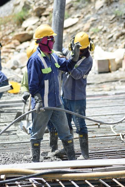 Contingencia Hidroituango trabajos vertedero
Contingencia Hidroituango, trabajos vertedero.  
Fecha: Mayo 29 2018.
Para descargar esta fotografía en alta resolución, haga clic sobre la imagen hasta que la misma se despliegue en la pantalla completa; luego dé clic derecho y elija la opción "guardar imagen como". 
En caso de publicación por cualquier medio, solicitamos acompañarla del crédito: "Foto EPM"
Palabras clave: Contingencia Hidroituango trabajos vertedero