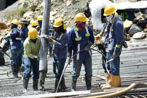 Contingencia Hidroituango trabajos vertedero
Contingencia Hidroituango, trabajos vertedero.  
Fecha: Mayo 29 2018.
Para descargar esta fotografía en alta resolución, haga clic sobre la imagen hasta que la misma se despliegue en la pantalla completa; luego dé clic derecho y elija la opción "guardar imagen como". 
En caso de publicación por cualquier medio, solicitamos acompañarla del crédito: "Foto EPM"
Palabras clave: Contingencia Hidroituango trabajos vertedero