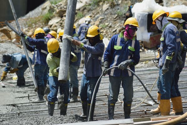 Contingencia Hidroituango trabajos vertedero
Contingencia Hidroituango, trabajos vertedero.  
Fecha: Mayo 29 2018.
Para descargar esta fotografía en alta resolución, haga clic sobre la imagen hasta que la misma se despliegue en la pantalla completa; luego dé clic derecho y elija la opción "guardar imagen como". 
En caso de publicación por cualquier medio, solicitamos acompañarla del crédito: "Foto EPM"
Palabras clave: Contingencia Hidroituango trabajos vertedero