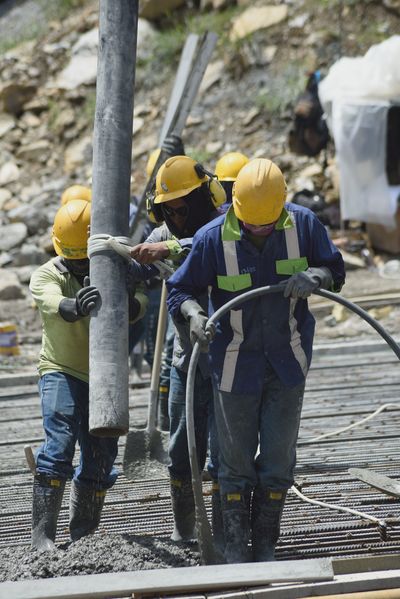 Contingencia Hidroituango trabajos vertedero
Contingencia Hidroituango, trabajos vertedero.  
Fecha: Mayo 29 2018.
Para descargar esta fotografía en alta resolución, haga clic sobre la imagen hasta que la misma se despliegue en la pantalla completa; luego dé clic derecho y elija la opción "guardar imagen como". 
En caso de publicación por cualquier medio, solicitamos acompañarla del crédito: "Foto EPM"
Palabras clave: Contingencia Hidroituango trabajos vertedero