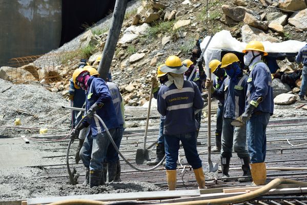 Contingencia Hidroituango trabajos vertedero
Contingencia Hidroituango, trabajos vertedero.  
Fecha: Mayo 29 2018.
Para descargar esta fotografía en alta resolución, haga clic sobre la imagen hasta que la misma se despliegue en la pantalla completa; luego dé clic derecho y elija la opción "guardar imagen como". 
En caso de publicación por cualquier medio, solicitamos acompañarla del crédito: "Foto EPM"
Palabras clave: Contingencia Hidroituango trabajos vertedero