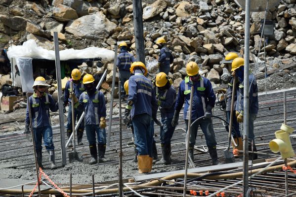 Contingencia Hidroituango trabajos vertedero
Contingencia Hidroituango, trabajos vertedero.  
Fecha: Mayo 29 2018.
Para descargar esta fotografía en alta resolución, haga clic sobre la imagen hasta que la misma se despliegue en la pantalla completa; luego dé clic derecho y elija la opción "guardar imagen como". 
En caso de publicación por cualquier medio, solicitamos acompañarla del crédito: "Foto EPM"
Palabras clave: Contingencia Hidroituango trabajos vertedero