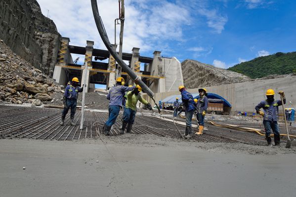 Contingencia Hidroituango trabajos vertedero
Contingencia Hidroituango, trabajos vertedero.  
Fecha: Mayo 29 2018.
Para descargar esta fotografía en alta resolución, haga clic sobre la imagen hasta que la misma se despliegue en la pantalla completa; luego dé clic derecho y elija la opción "guardar imagen como". 
En caso de publicación por cualquier medio, solicitamos acompañarla del crédito: "Foto EPM"
Palabras clave: Contingencia Hidroituango trabajos vertedero