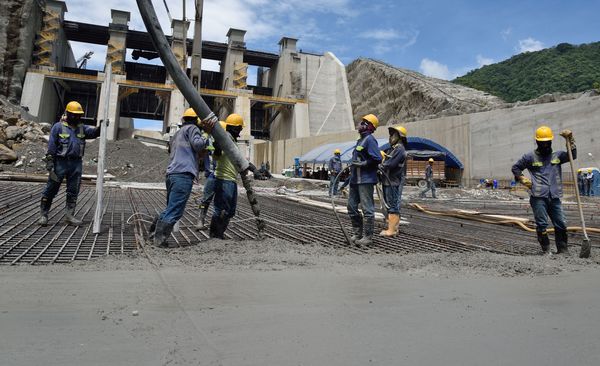 Contingencia Hidroituango trabajos vertedero
Contingencia Hidroituango, trabajos vertedero.  
Fecha: Mayo 29 2018.
Para descargar esta fotografía en alta resolución, haga clic sobre la imagen hasta que la misma se despliegue en la pantalla completa; luego dé clic derecho y elija la opción "guardar imagen como". 
En caso de publicación por cualquier medio, solicitamos acompañarla del crédito: "Foto EPM"
Palabras clave: Contingencia Hidroituango trabajos vertedero