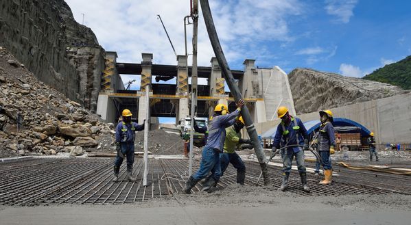 Contingencia Hidroituango trabajos vertedero
Contingencia Hidroituango, trabajos vertedero.  
Fecha: Mayo 29 2018.
Para descargar esta fotografía en alta resolución, haga clic sobre la imagen hasta que la misma se despliegue en la pantalla completa; luego dé clic derecho y elija la opción "guardar imagen como". 
En caso de publicación por cualquier medio, solicitamos acompañarla del crédito: "Foto EPM"
Palabras clave: Contingencia Hidroituango trabajos vertedero