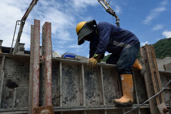 Contingencia Hidroituango trabajos vertedero
Contingencia Hidroituango, trabajos vertedero.  
Fecha: Mayo 29 2018.
Para descargar esta fotografía en alta resolución, haga clic sobre la imagen hasta que la misma se despliegue en la pantalla completa; luego dé clic derecho y elija la opción "guardar imagen como". 
En caso de publicación por cualquier medio, solicitamos acompañarla del crédito: "Foto EPM"
Palabras clave: Contingencia Hidroituango trabajos vertedero