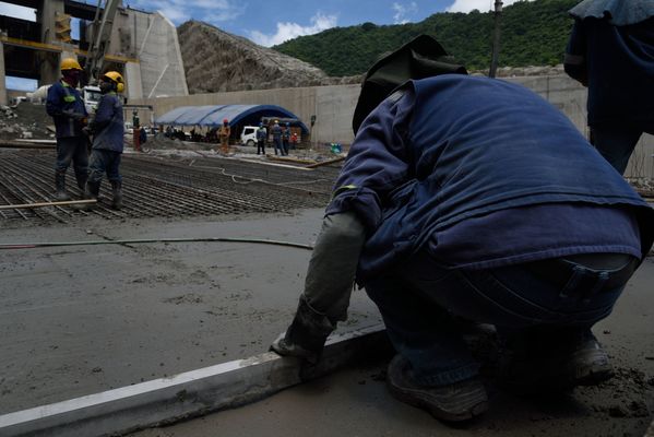 Contingencia Hidroituango, trabajos vertedero.  
Fecha: Mayo 29 2018.
Para descargar esta fotografía en alta resolución, haga clic sobre la imagen hasta que la misma se despliegue en la pantalla completa; luego dé clic derecho y elija la opción "guardar imagen como". 
En caso de publicación por cualquier medio, solicitamos acompañarla del crédito: "Foto EPM"
Palabras clave: Contingencia Hidroituango trabajos vertedero