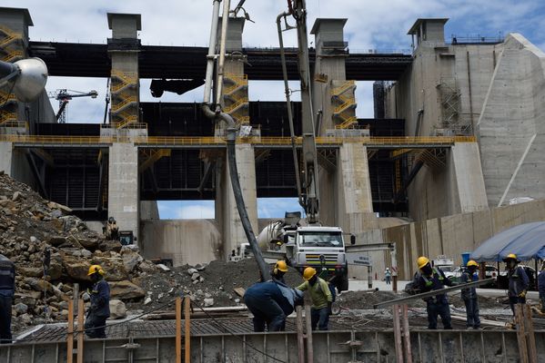 Contingencia Hidroituango trabajos vertedero
Contingencia Hidroituango, trabajos vertedero.  
Fecha: Mayo 29 2018.
Para descargar esta fotografía en alta resolución, haga clic sobre la imagen hasta que la misma se despliegue en la pantalla completa; luego dé clic derecho y elija la opción "guardar imagen como". 
En caso de publicación por cualquier medio, solicitamos acompañarla del crédito: "Foto EPM"
Palabras clave: Contingencia Hidroituango trabajos vertedero