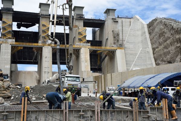 Contingencia Hidroituango trabajos vertedero
Contingencia Hidroituango, trabajos vertedero.  
Fecha: Mayo 29 2018.
Para descargar esta fotografía en alta resolución, haga clic sobre la imagen hasta que la misma se despliegue en la pantalla completa; luego dé clic derecho y elija la opción "guardar imagen como". 
En caso de publicación por cualquier medio, solicitamos acompañarla del crédito: "Foto EPM"
Palabras clave: Contingencia Hidroituango trabajos vertedero