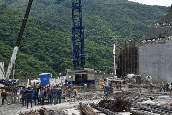 Contingencia Hidroituango trabajos vertedero
Contingencia Hidroituango, trabajos vertedero.  
Fecha: Mayo 29 2018.
Para descargar esta fotografía en alta resolución, haga clic sobre la imagen hasta que la misma se despliegue en la pantalla completa; luego dé clic derecho y elija la opción "guardar imagen como". 
En caso de publicación por cualquier medio, solicitamos acompañarla del crédito: "Foto EPM"
Palabras clave: Contingencia Hidroituango trabajos vertedero