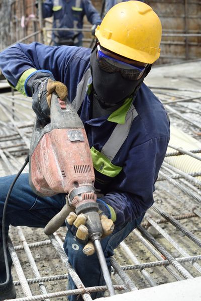 Contingencia Hidroituango trabajos vertedero
Contingencia Hidroituango, trabajos vertedero.  
Fecha: Mayo 29 2018.
Para descargar esta fotografía en alta resolución, haga clic sobre la imagen hasta que la misma se despliegue en la pantalla completa; luego dé clic derecho y elija la opción "guardar imagen como". 
En caso de publicación por cualquier medio, solicitamos acompañarla del crédito: "Foto EPM"
Palabras clave: Contingencia Hidroituango trabajos vertedero