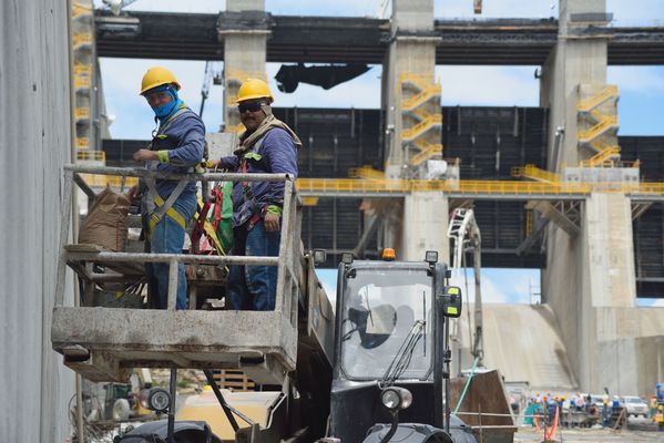 Contingencia Hidroituango trabajos vertedero
Contingencia Hidroituango, trabajos vertedero.  
Fecha: Mayo 29 2018.
Para descargar esta fotografía en alta resolución, haga clic sobre la imagen hasta que la misma se despliegue en la pantalla completa; luego dé clic derecho y elija la opción "guardar imagen como". 
En caso de publicación por cualquier medio, solicitamos acompañarla del crédito: "Foto EPM"
Palabras clave: Contingencia Hidroituango trabajos vertedero