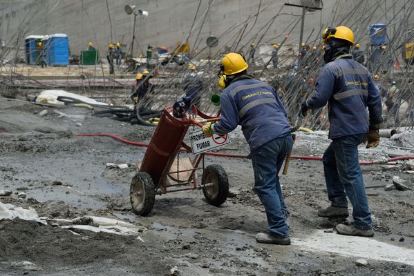 Contingencia Hidroituango trabajos vertedero
Contingencia Hidroituango, trabajos vertedero.  
Fecha: Mayo 29 2018.
Para descargar esta fotografía en alta resolución, haga clic sobre la imagen hasta que la misma se despliegue en la pantalla completa; luego dé clic derecho y elija la opción "guardar imagen como". 
En caso de publicación por cualquier medio, solicitamos acompañarla del crédito: "Foto EPM"
Palabras clave: Contingencia Hidroituango trabajos vertedero