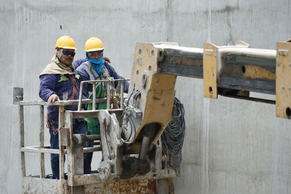 Contingencia Hidroituango trabajos vertedero
Contingencia Hidroituango, trabajos vertedero.  
Fecha: Mayo 29 2018.
Para descargar esta fotografía en alta resolución, haga clic sobre la imagen hasta que la misma se despliegue en la pantalla completa; luego dé clic derecho y elija la opción "guardar imagen como". 
En caso de publicación por cualquier medio, solicitamos acompañarla del crédito: "Foto EPM"
Palabras clave: Contingencia Hidroituango trabajos vertedero