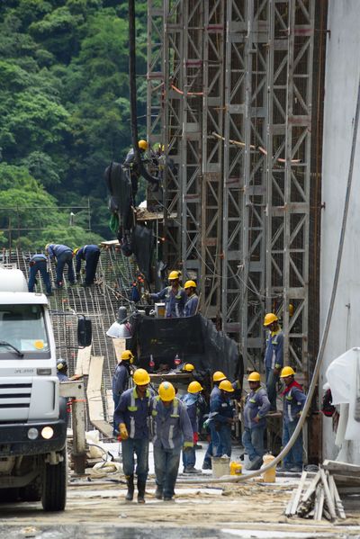 Contingencia Hidroituango trabajos vertedero
Contingencia Hidroituango, trabajos vertedero.  
Fecha: Mayo 29 2018.
Para descargar esta fotografía en alta resolución, haga clic sobre la imagen hasta que la misma se despliegue en la pantalla completa; luego dé clic derecho y elija la opción "guardar imagen como". 
En caso de publicación por cualquier medio, solicitamos acompañarla del crédito: "Foto EPM"
Palabras clave: Contingencia Hidroituango trabajos vertedero