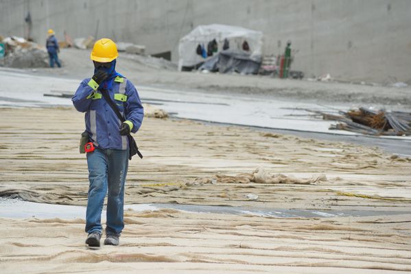 Contingencia Hidroituango trabajos vertedero
Contingencia Hidroituango, trabajos vertedero.  
Fecha: Mayo 29 2018.
Para descargar esta fotografía en alta resolución, haga clic sobre la imagen hasta que la misma se despliegue en la pantalla completa; luego dé clic derecho y elija la opción "guardar imagen como". 
En caso de publicación por cualquier medio, solicitamos acompañarla del crédito: "Foto EPM"
Palabras clave: Contingencia Hidroituango trabajos vertedero
