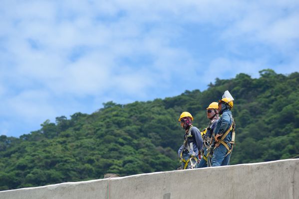 Contingencia Hidroituango trabajos vertedero
Contingencia Hidroituango, trabajos vertedero.  
Fecha: Mayo 29 2018.
Para descargar esta fotografía en alta resolución, haga clic sobre la imagen hasta que la misma se despliegue en la pantalla completa; luego dé clic derecho y elija la opción "guardar imagen como". 
En caso de publicación por cualquier medio, solicitamos acompañarla del crédito: "Foto EPM"
Palabras clave: Contingencia Hidroituango trabajos vertedero