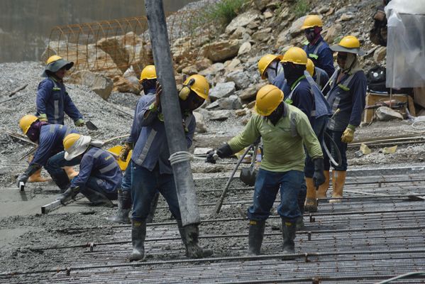 Contingencia Hidroituango trabajos vertedero
Contingencia Hidroituango, trabajos vertedero.  
Fecha: Mayo 29 2018.
Para descargar esta fotografía en alta resolución, haga clic sobre la imagen hasta que la misma se despliegue en la pantalla completa; luego dé clic derecho y elija la opción "guardar imagen como". 
En caso de publicación por cualquier medio, solicitamos acompañarla del crédito: "Foto EPM"
Palabras clave: Contingencia Hidroituango trabajos vertedero