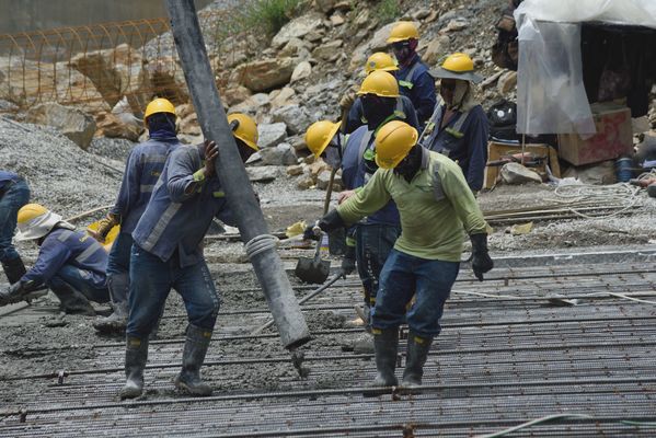 Contingencia Hidroituango trabajos vertedero
Contingencia Hidroituango, trabajos vertedero.  
Fecha: Mayo 29 2018.
Para descargar esta fotografía en alta resolución, haga clic sobre la imagen hasta que la misma se despliegue en la pantalla completa; luego dé clic derecho y elija la opción "guardar imagen como". 
En caso de publicación por cualquier medio, solicitamos acompañarla del crédito: "Foto EPM"
Palabras clave: Contingencia Hidroituango trabajos vertedero